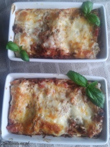 lasagne z mięsem i sosem pomidorowym