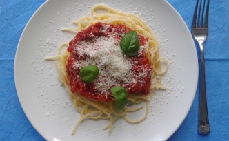 spaghetti z pomidorami i parmezanem