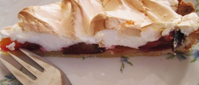 tarta ze śliwką i bezą