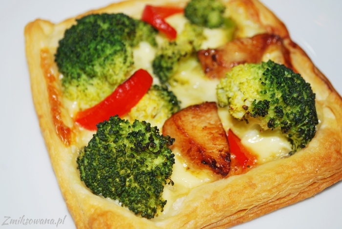 ciasto francuskie z brokułami i kurczakiem i papryką