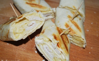 tortilla zapiekana z kurczakiem i serem