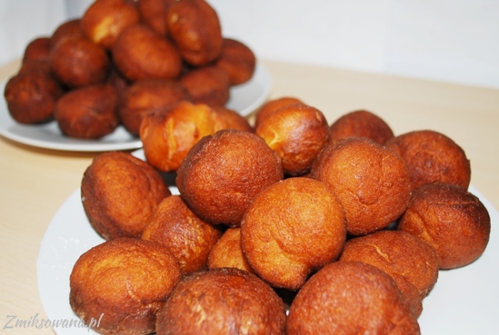małe pączki drożdżowe