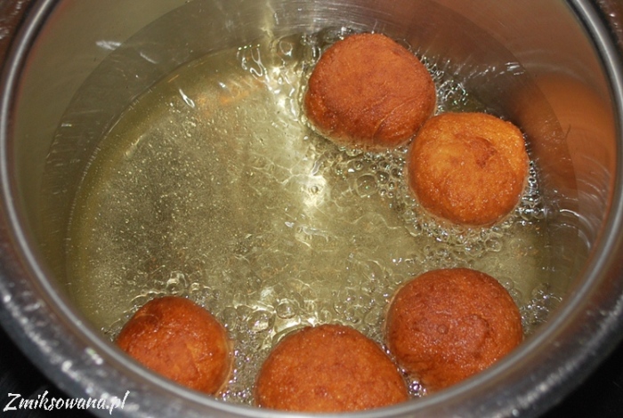 smażone małe pączki drożdżowe