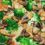 Zapiekanka makaronowa z kurczakiem i brokułami