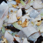 Śledzie z suszonymi śliwkami i orzechami