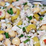 Sałatka z ciecierzycy i makreli wędzonej