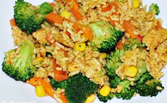 Ryż smażony z kurczakiem i brokułami
